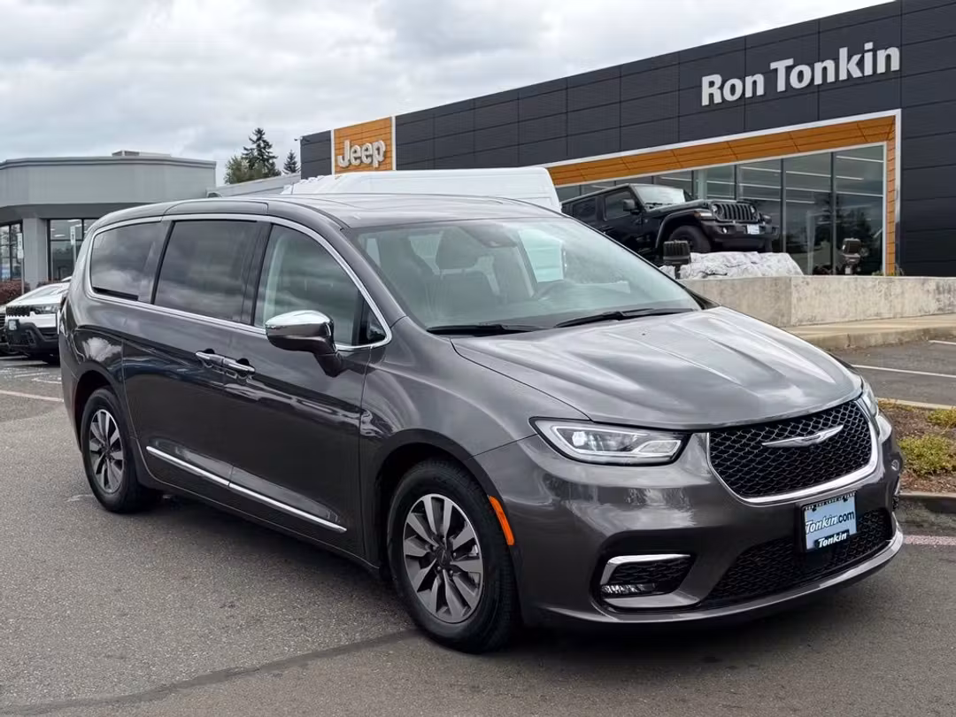 2022 Chrysler Pacifica Hybrid Limited - Image 2