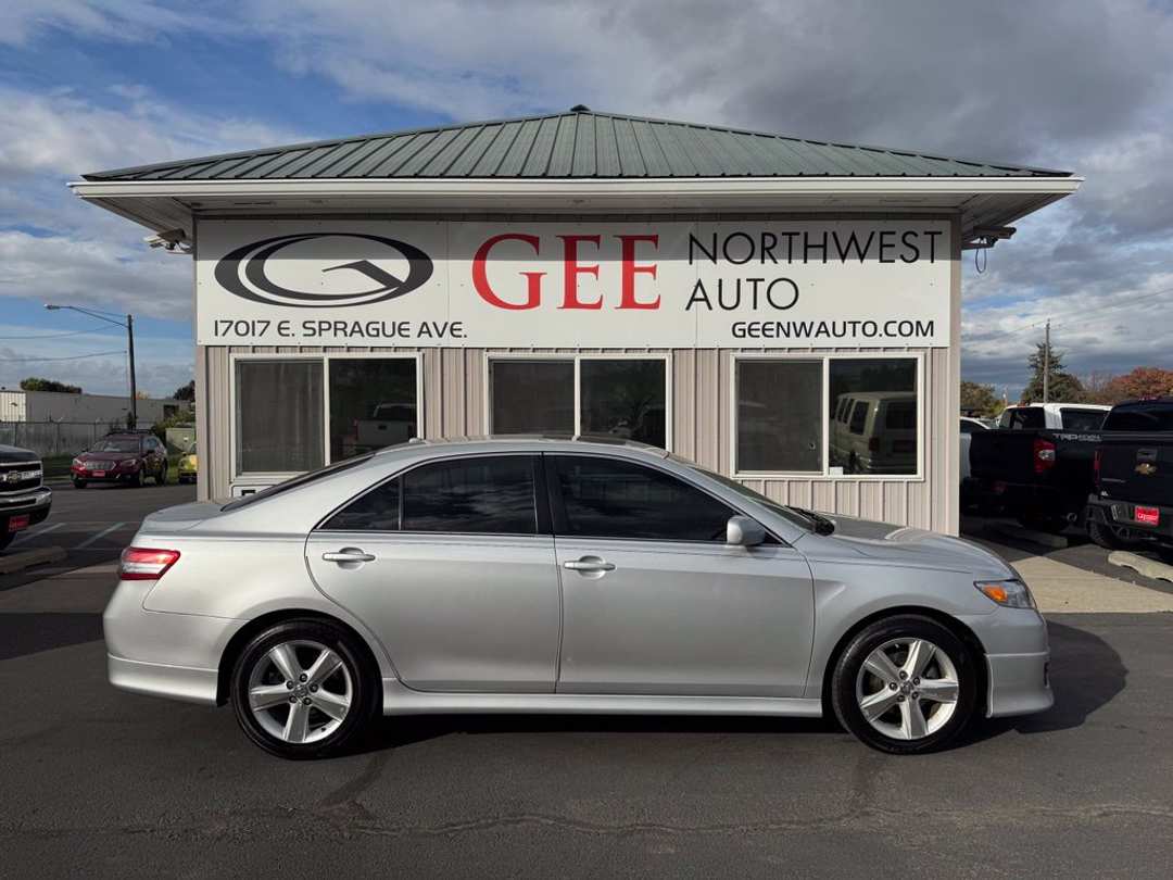 2010 Toyota Camry SE - Image 2