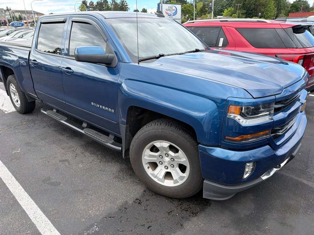 2017 Chevrolet Silverado 1500 LT - Image 3
