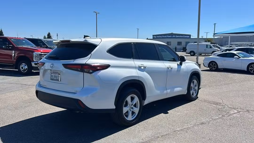 2024 Toyota Highlander LE - Image 3