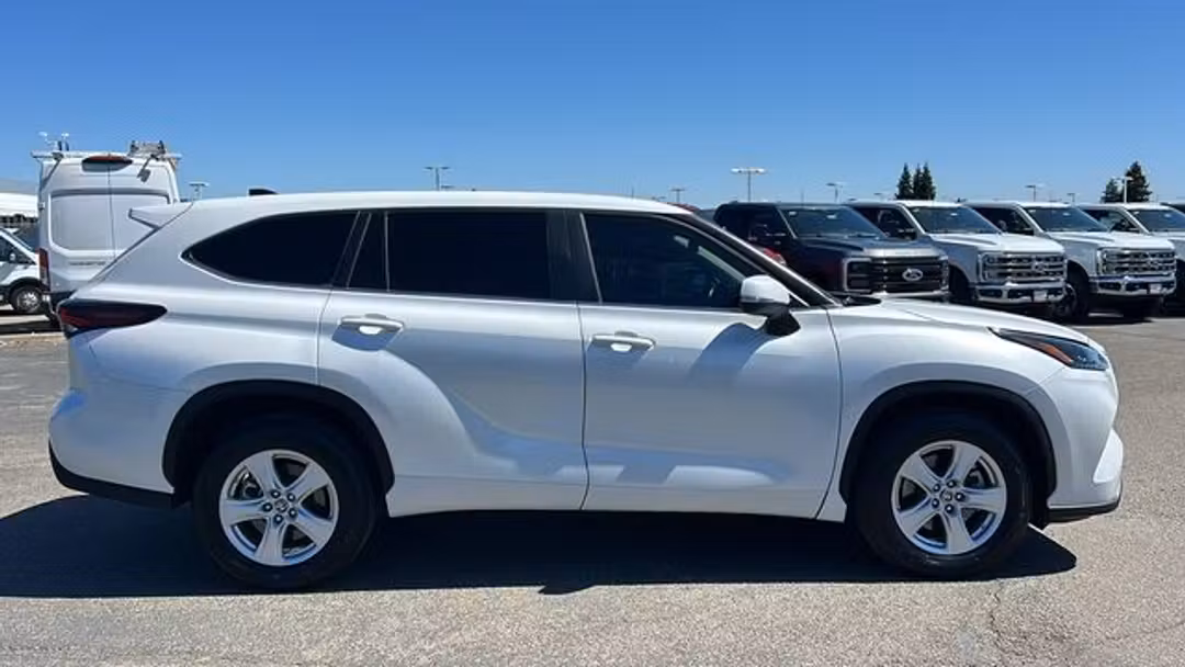 2024 Toyota Highlander LE - Image 2