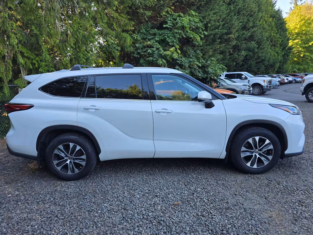 2022 Toyota Highlander XLE - Image 3