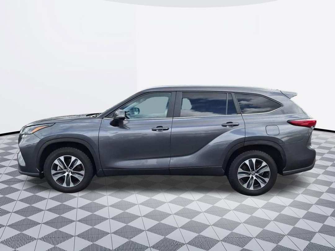 2023 Toyota Highlander XLE - Image 2