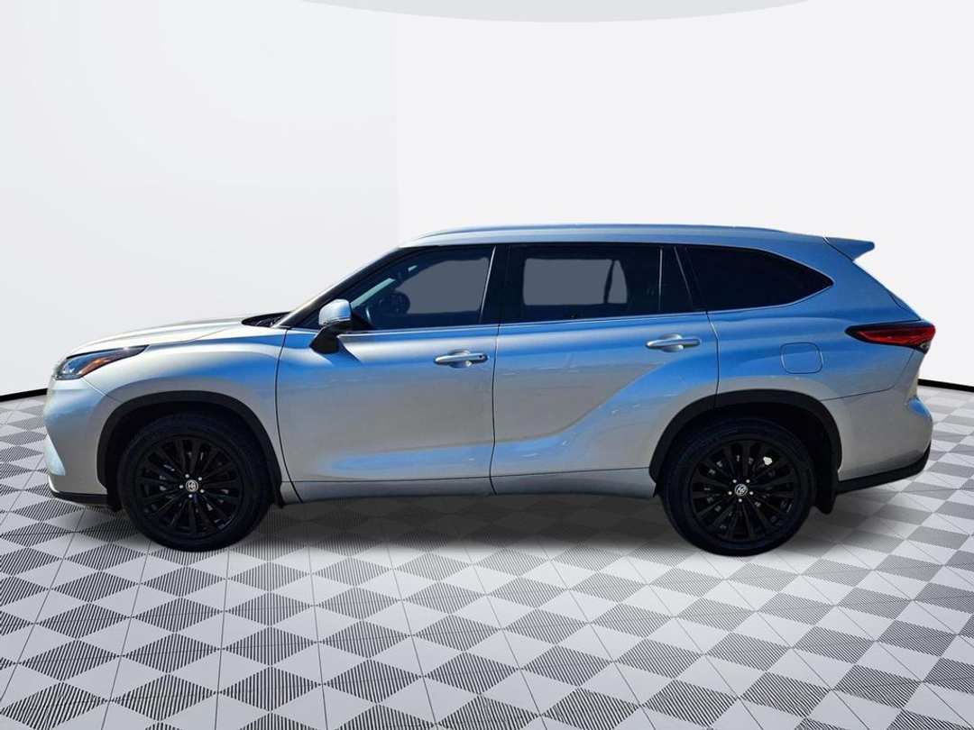 2022 Toyota Highlander Hybrid XLE - Image 3
