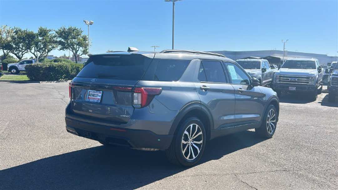 2025 Ford Explorer STLine - Image 3