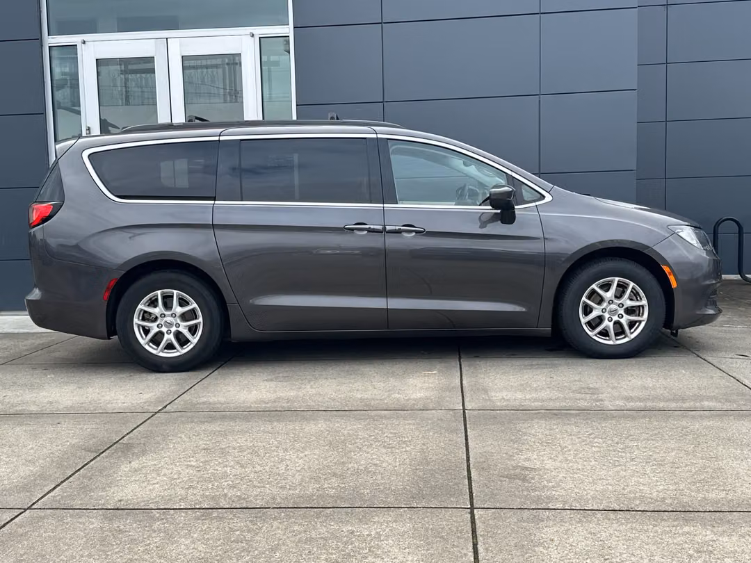 2021 Chrysler Voyager LXI - Image 3