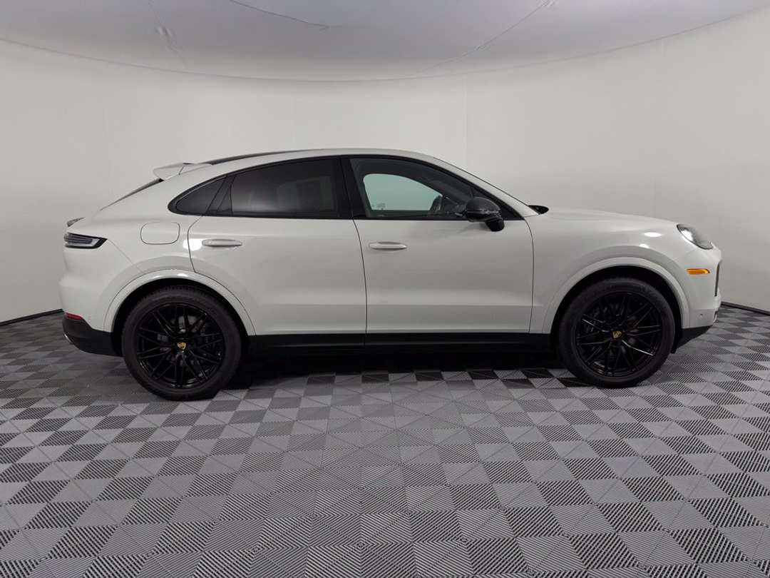 2024 Porsche Cayenne - Image 2