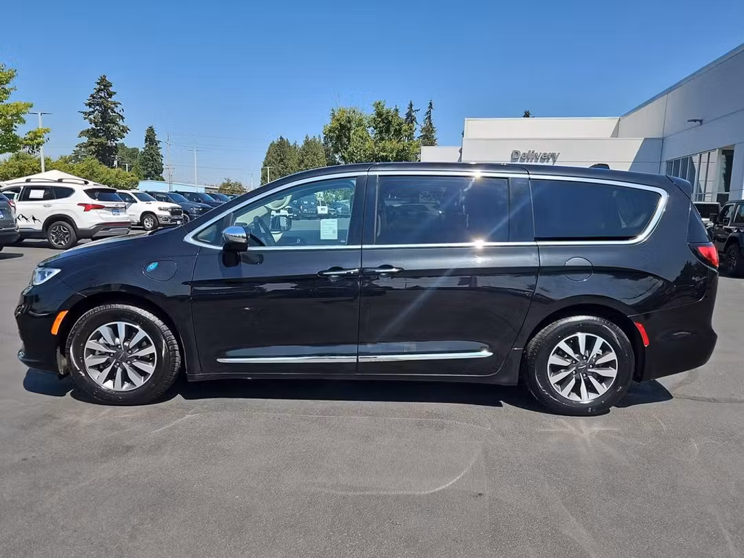 2023 Chrysler Pacifica Hybrid Limited - Image 3