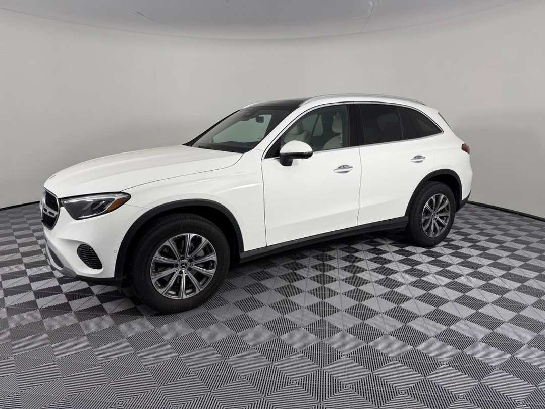 2026 Mercedes-Benz GLC 300 - Image 3