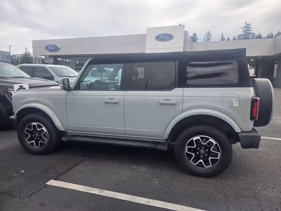 2024 Ford Bronco Outer Banks - Image 3