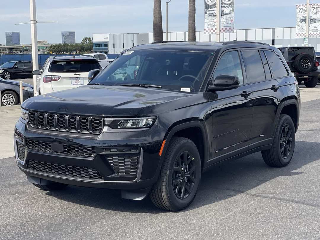 2026 Jeep Grand Cherokee Laredo Altitude - Image 3