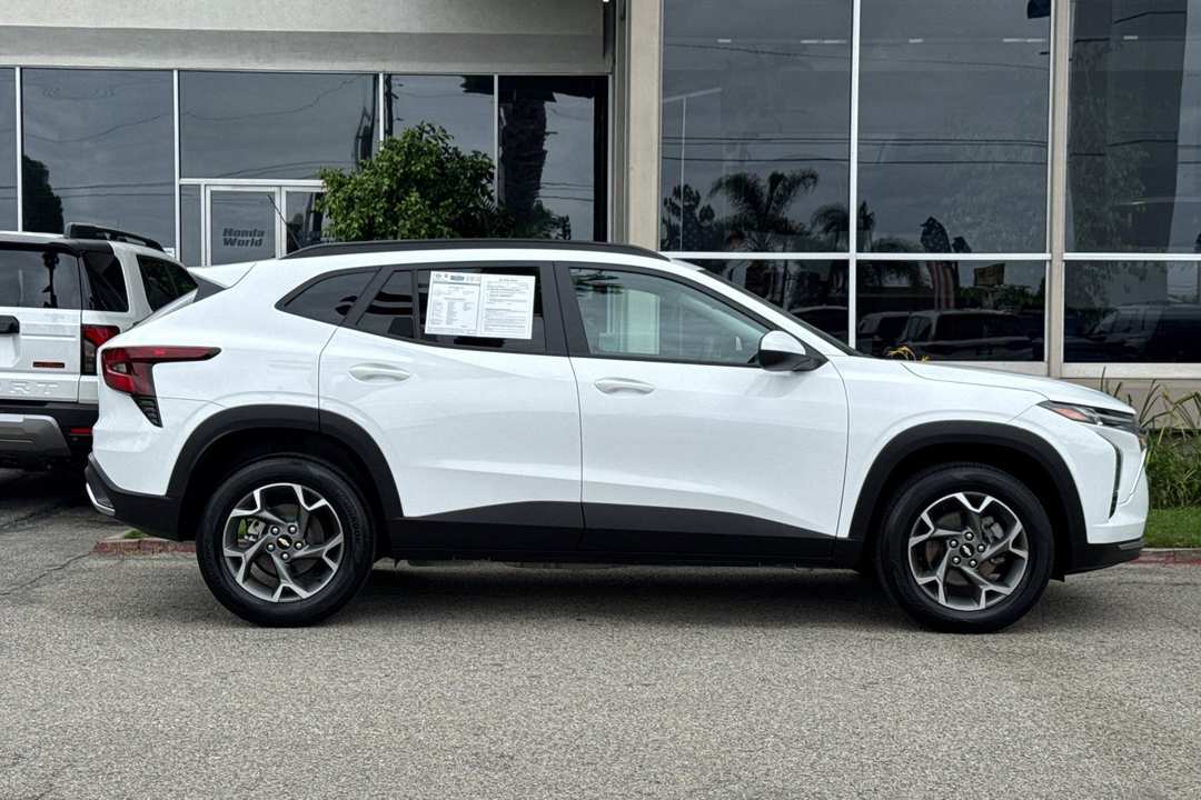 2025 Chevrolet Trax LT - Image 3
