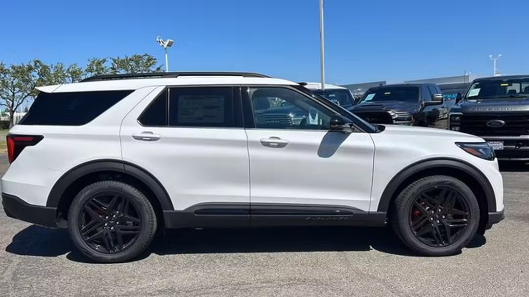 2026 Ford Explorer ST - Image 2