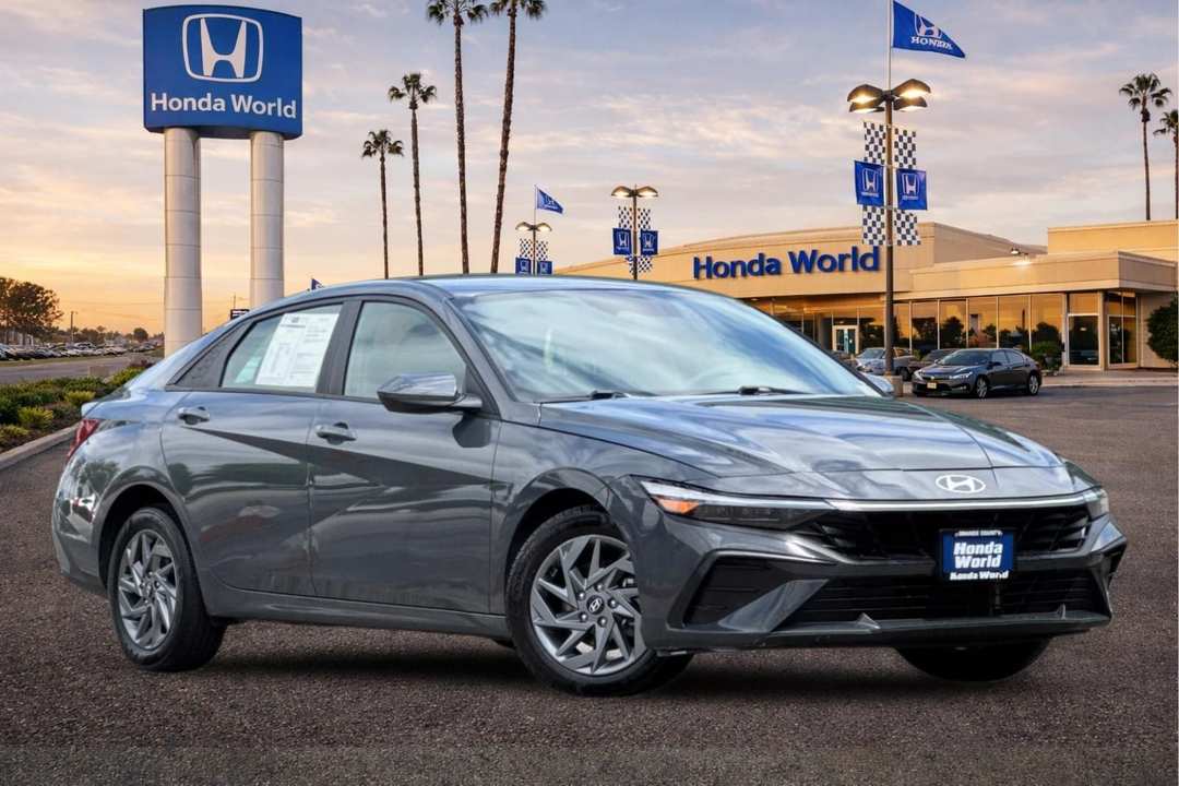 2024 Hyundai Elantra Hybrid Blue - Image 2