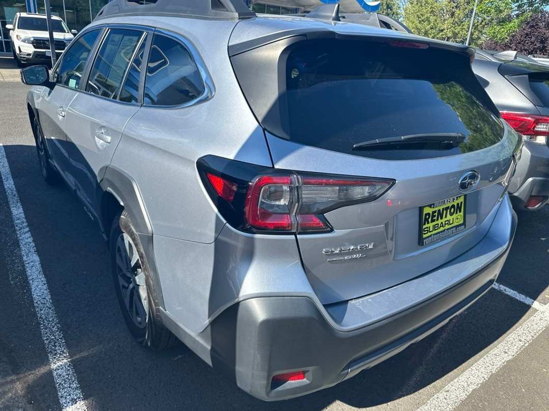 2023 Subaru Outback Premium - Image 3