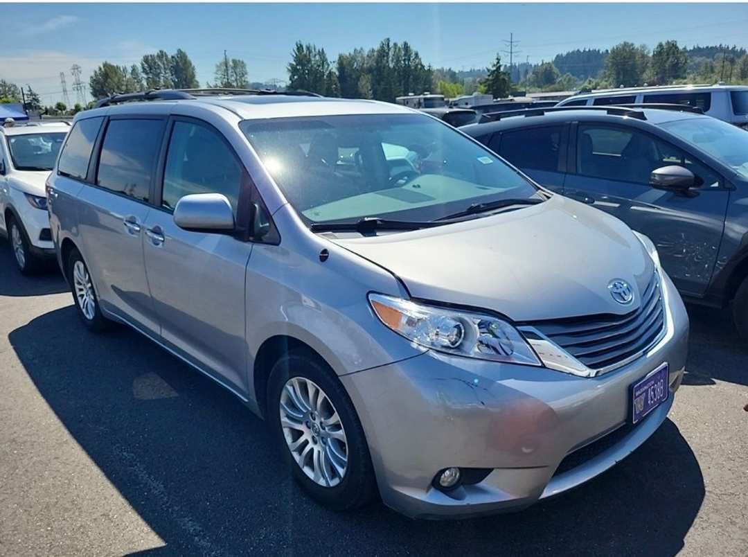 2014 Toyota Sienna XLE - Image 2