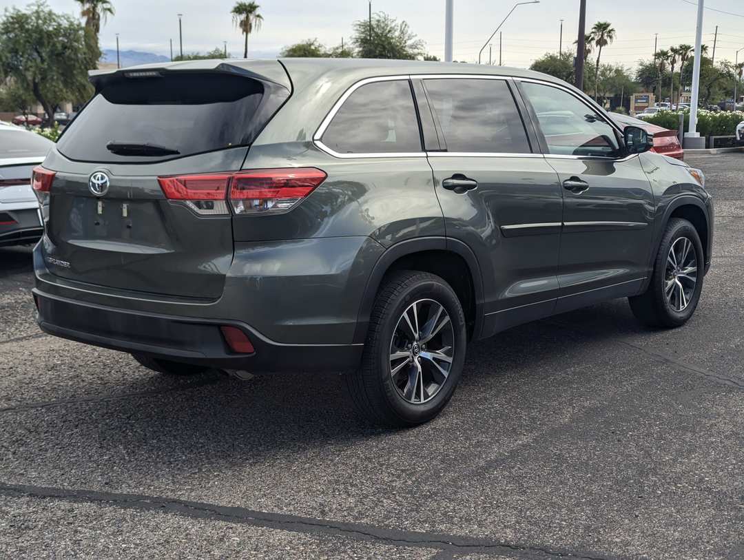 2019 Toyota Highlander LE - Image 2