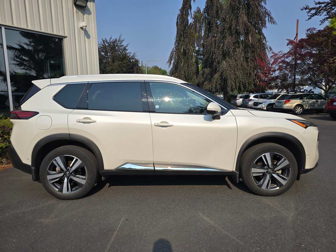 2023 Nissan Rogue SL - Image 3