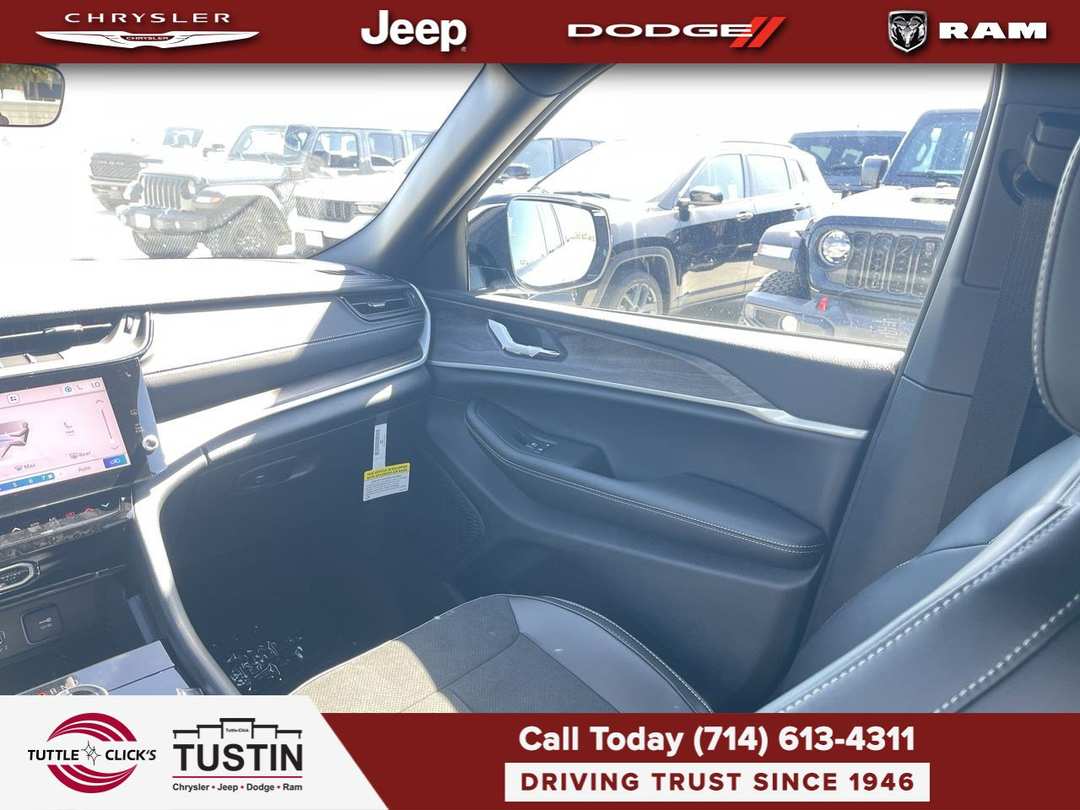 2027 Jeep Grand Cherokee Laredo Altitude - Image 3