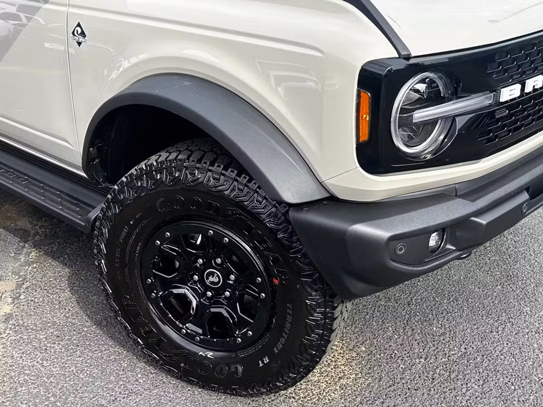 2026 Ford Bronco Outer Banks - Image 2