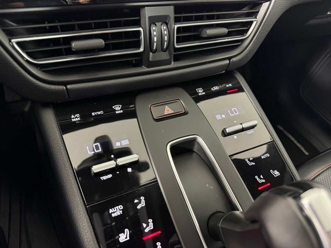 2025 Porsche Macan T - Photo 24