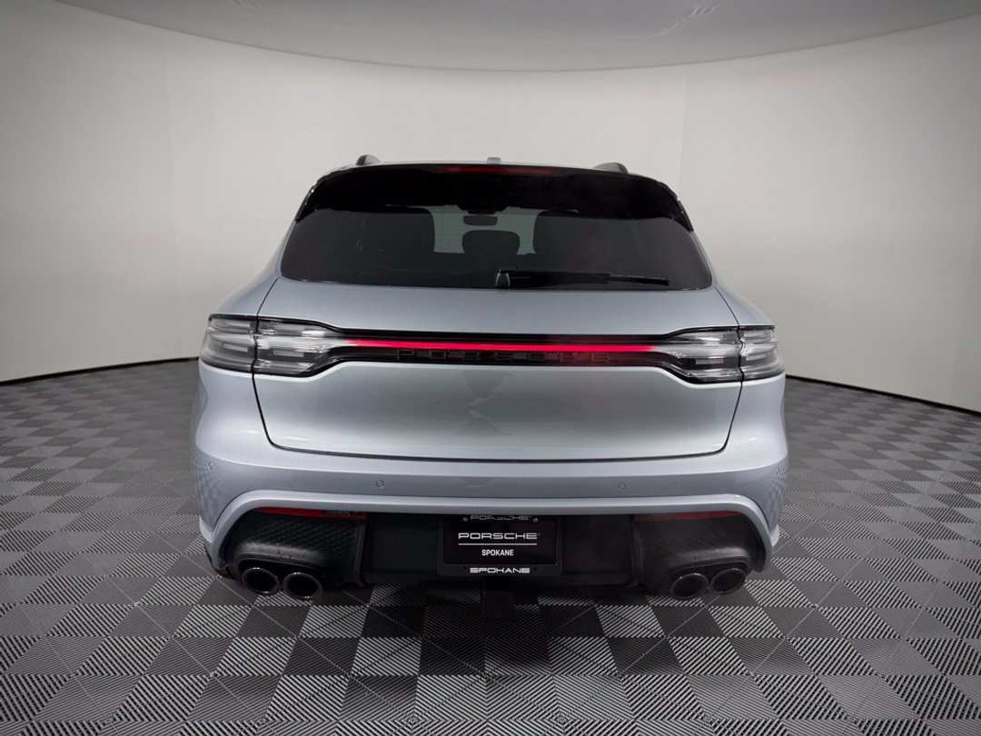 2026 Porsche Macan T - Photo 8