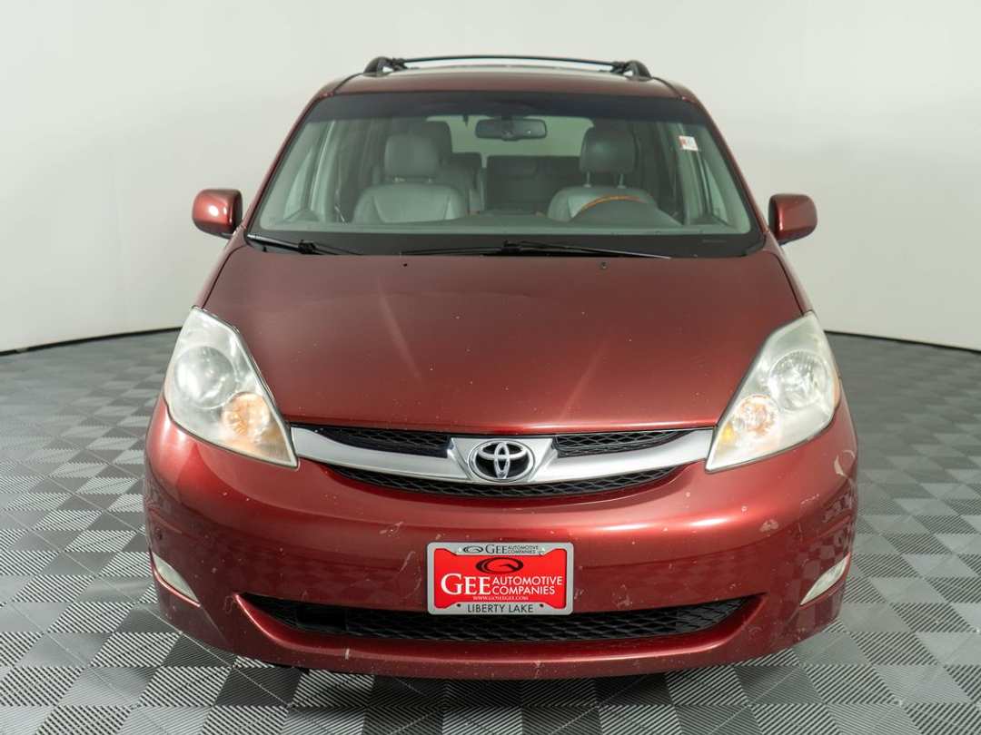 2008 Toyota Sienna Limited - Image 2