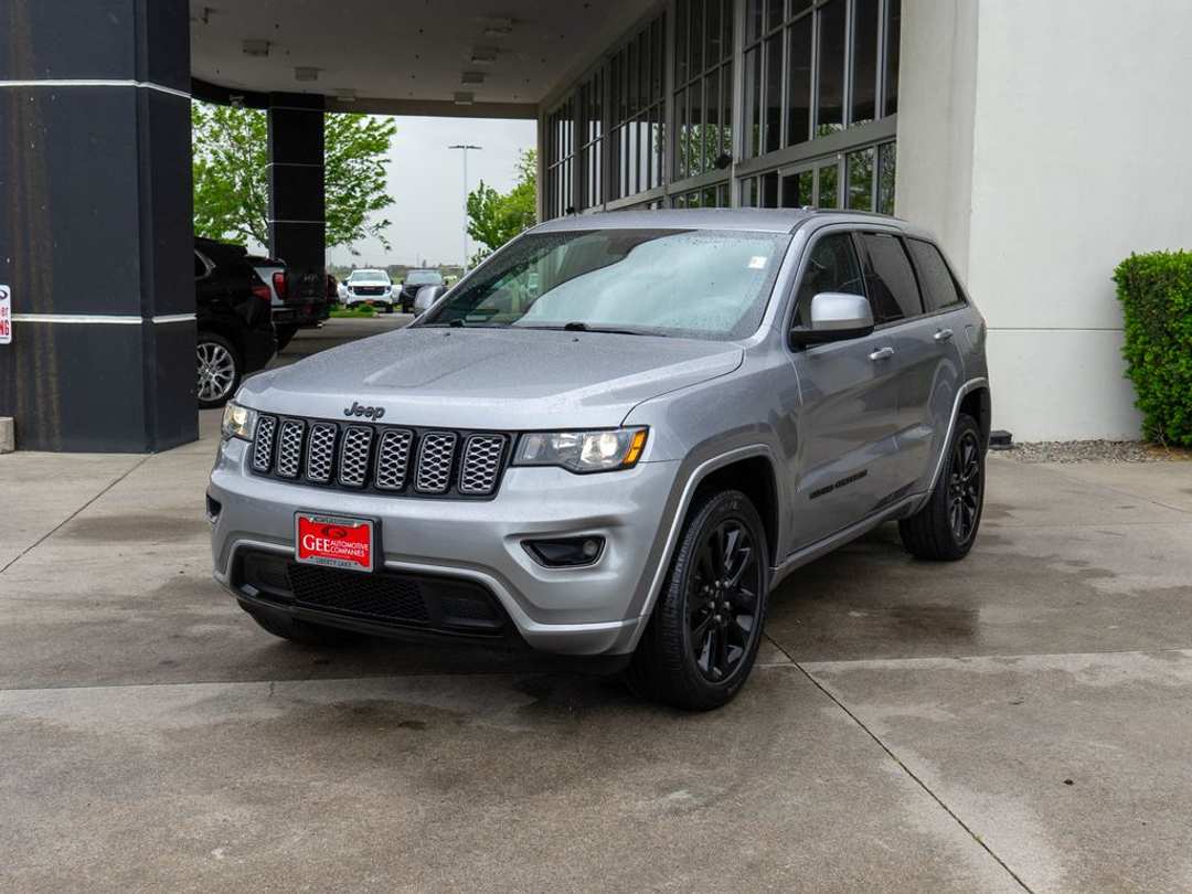 2021 Jeep Grand Cherokee Laredo X - Image 3