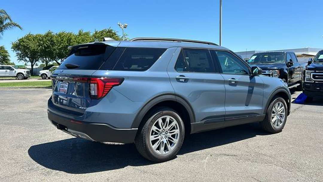 2026 Ford Explorer Active - Image 3