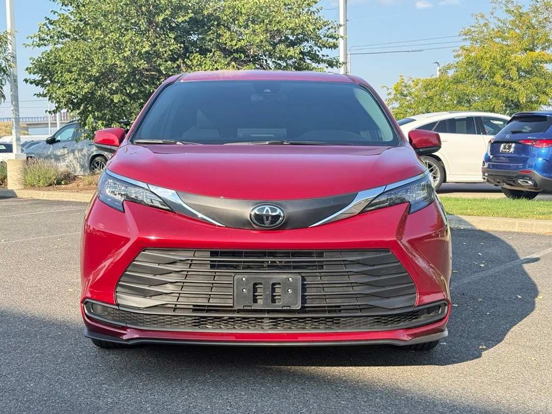 2026 Toyota Sienna LE - Image 3