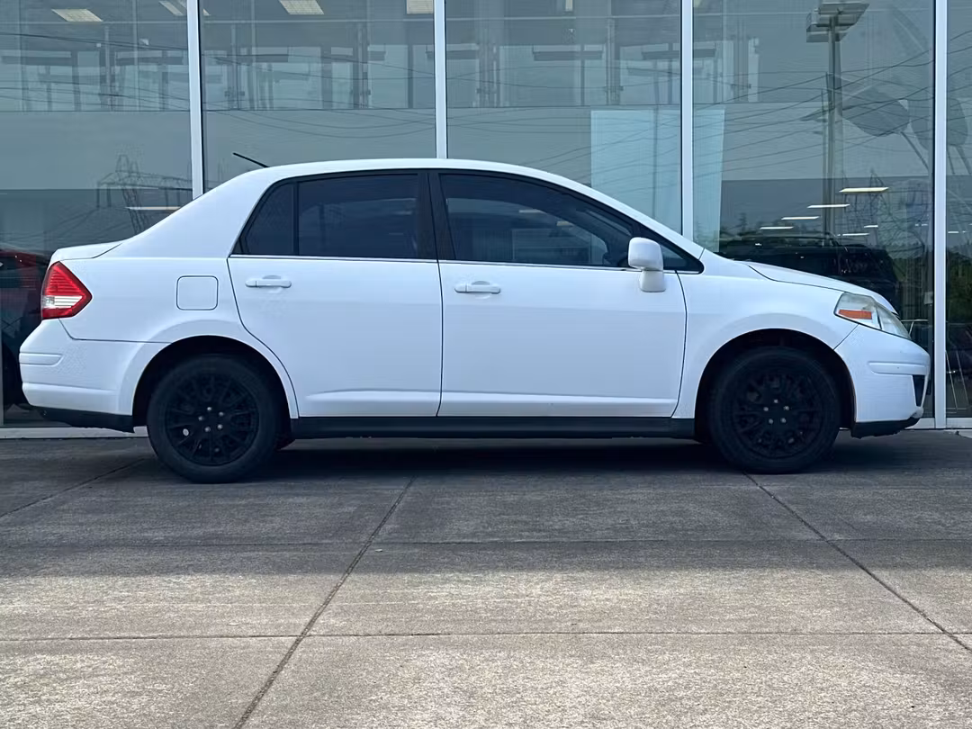 2009 Nissan Versa 1.8 S - Image 2