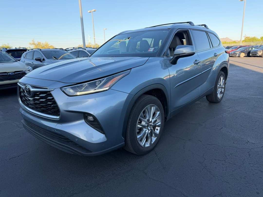 2023 Toyota Highlander Limited - Image 3