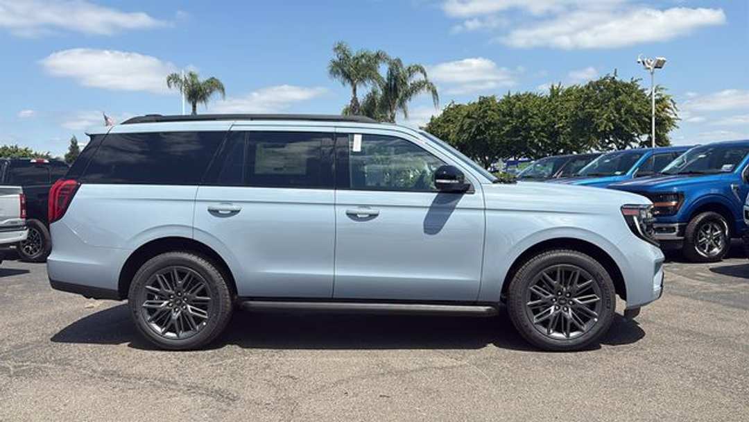 2026 Ford Expedition Platinum - Image 2