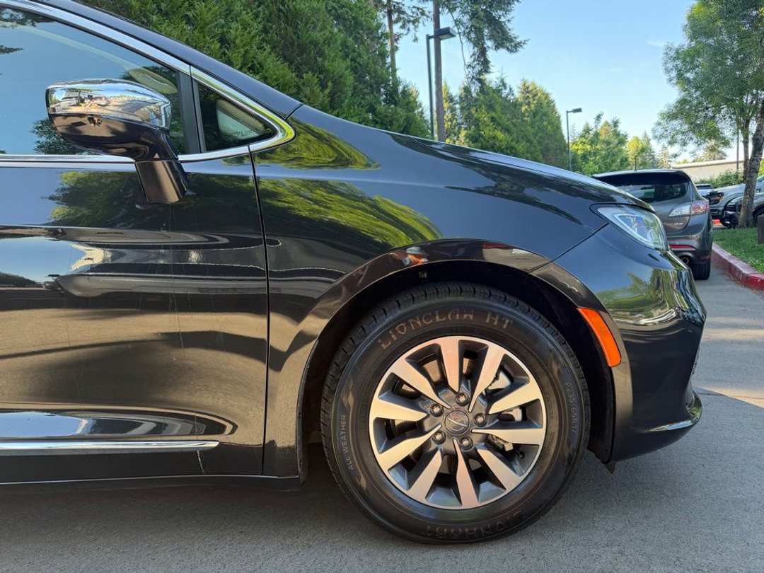 2023 Chrysler Pacifica Hybrid Limited - Image 3