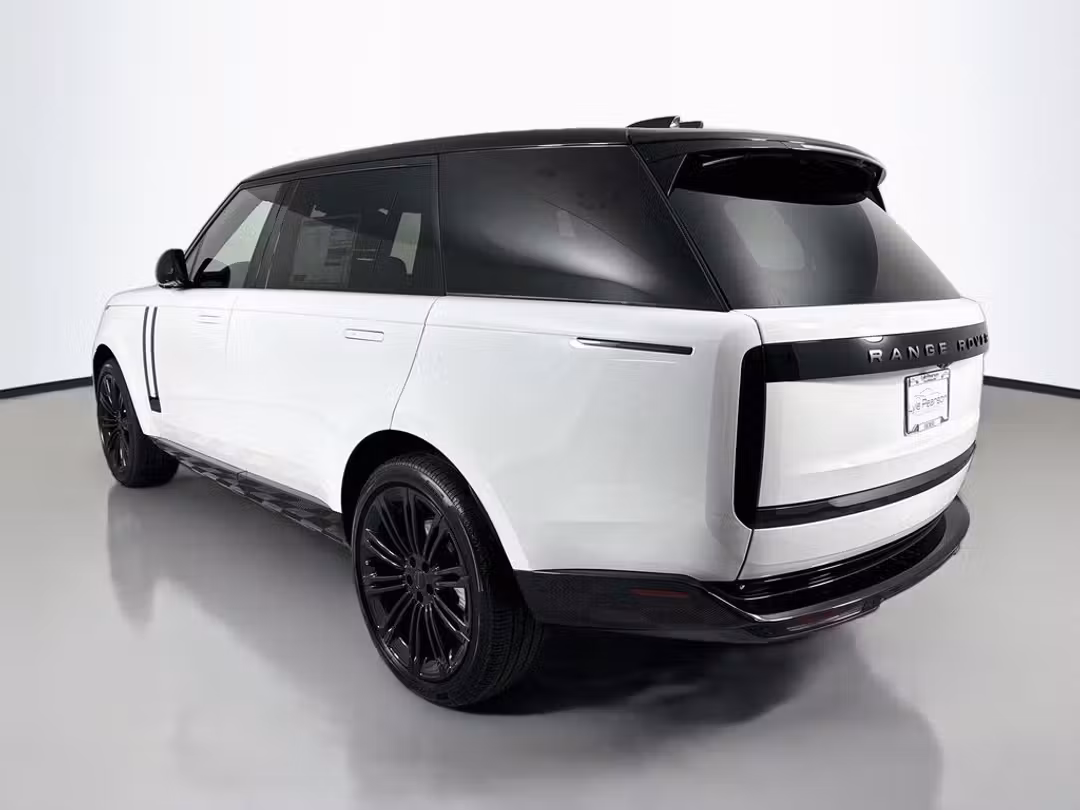 2026 Land Rover Range Rover SE - Image 3