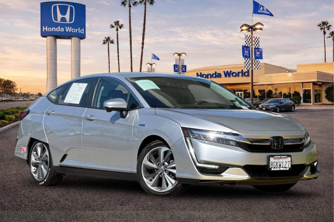 2018 Honda Clarity Plug-In Hybrid Touring - Image 2