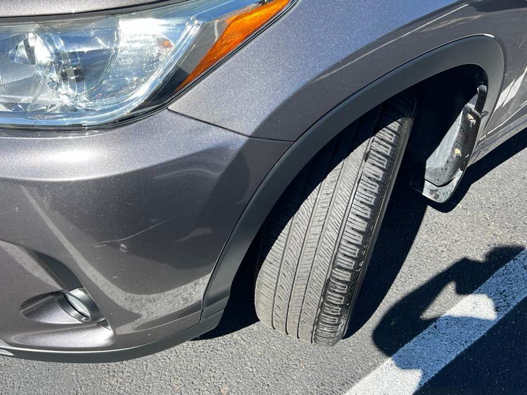2017 Toyota Highlander XLE - Image 3