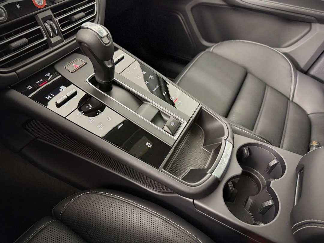 2026 Porsche Macan T - Photo 22
