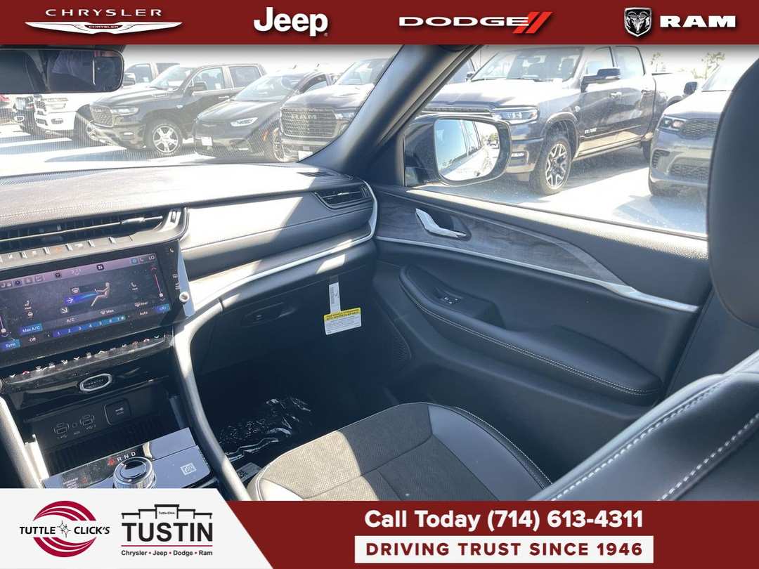 2027 Jeep Grand Cherokee Laredo Altitude - Image 3