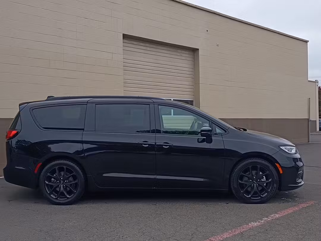 2025 Chrysler Pacifica Limited - Image 3