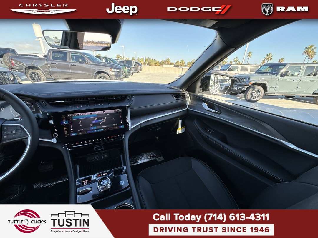 2027 Jeep Grand Cherokee L Laredo Altitude - Image 3