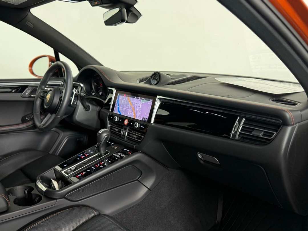 2025 Porsche Macan T - Photo 20