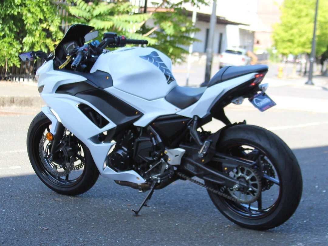 2022 Kawasaki Ninja 650 - Image 2