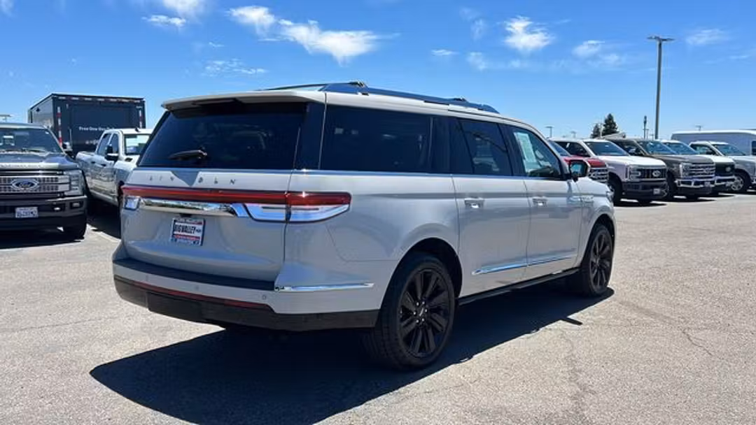 2023 Lincoln Navigator L Reserve - Image 3