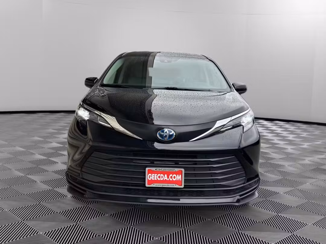 2024 Toyota Sienna LE - Image 2
