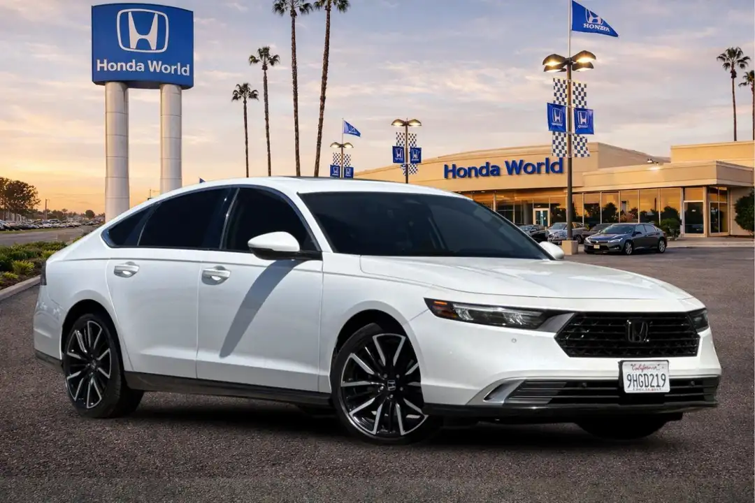 2023 Honda Accord Hybrid Touring - Image 2