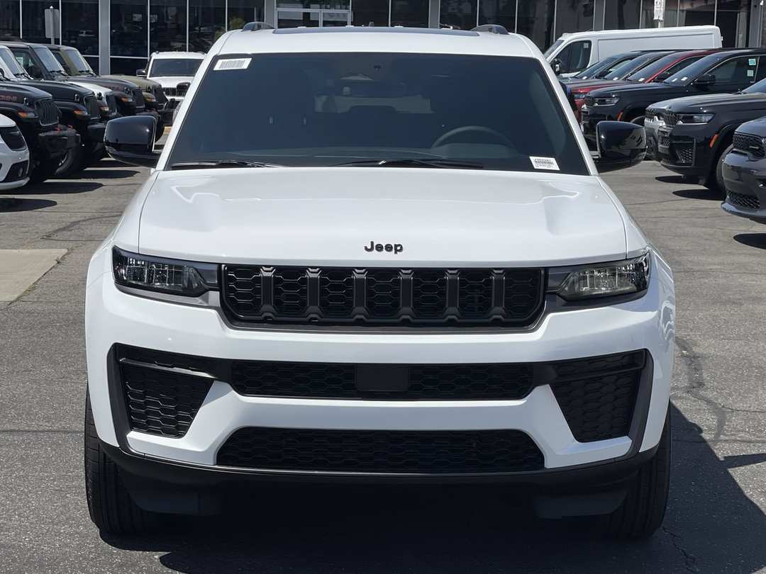 2026 Jeep Grand Cherokee Laredo Altitude - Image 2