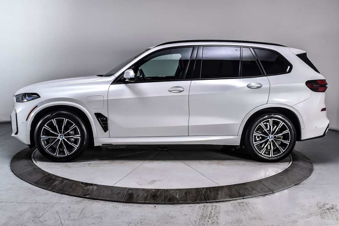 2024 BMW X5 xDrive50e - Image 3