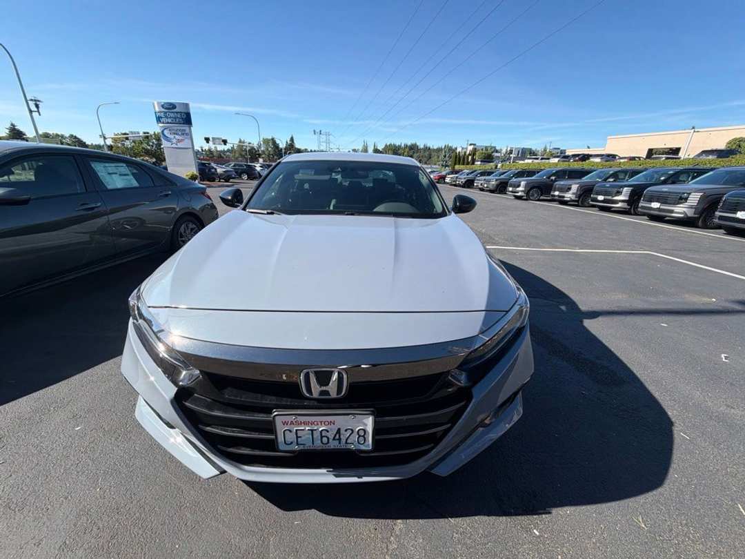 2022 Honda Accord Hybrid Sport - Image 3