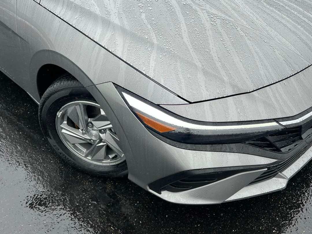 2025 Hyundai Elantra SE - Image 2